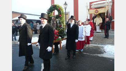 Archivbild: amö
Auch das Ambiente passte: Der heilige Sebastian wurde von Männern im Frack, mit weißen Handschuhen und Zylinder durch den Ort getragen. Ob es dieses Ritual heuer geben wird, ist fraglich.