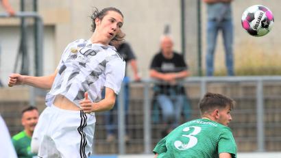 Archivbild: Büttner, Gerhard
Erol Özbay (links) hat sich durch seine bisherigen Leistungen bei der SpVgg SV Weiden in den Fokus gespielt. Trainer Andreas Scheler rechnet aber nicht mit einem kurzfristigen Weggang des 18-Jährigen zu einem höherklassigen Klub.