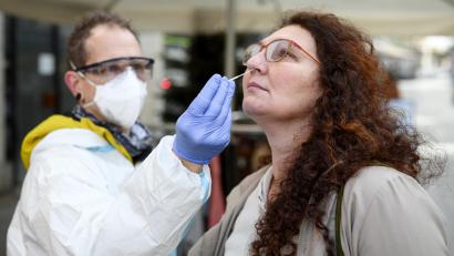 Bild: Daniel Vogl/dpa
Testpflicht für alle? (Symbolbild)