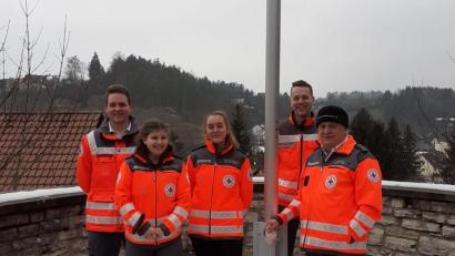 Bild: BRK/exb
Die neuen Gruppenführer Martin Brandt (BRK-Bereitschaft Neustadt/WN), Hannah Suttner und Christine Greger (beide BRK-Bereitschaft Weiden) sowie Maximilian Fuchs (BRK-Bereitschaft Pressath), hier zusammen mit Gerd Kincl, Lehrgangsleiter und Ausbildungsbeauftragter der Bereitschaften im BRK-Kreisverband Weiden und Neustadt/WN (von links), freuen sich über den erfolgreich absolvierten Lehrgang.