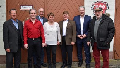 Bild: Andreas Royer
Gratulationscour für Franz Kick zum 85. Geburtstag mit (von links) Altlandrat Armin Nentwig, Knappnesia-Präsident Chris Kellner, Sparkassendirektor a. D. Walter Schlenk, Monika Kick, Jubilar Franz Kick, Landrat Richard Reisinger sowie Sepp Lösch von der TG Edelweiß als Vertreter der zahlreichen Gratulanten aus der Vereinswelt.