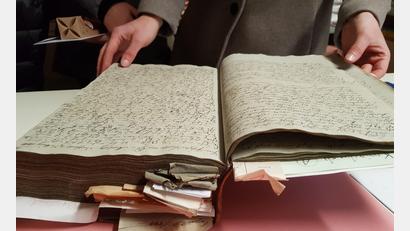 Bild: Tobias Gräf
Wertvolle Schriften und Bücher aus verschiedenen Jahrhunderten lagern im Seidel-Archiv. Der Ankauf des Inventars durch die Stadt Sulzbach-Rosenberg kann den kulturellen Schatz nun dauerhaft als Gesamtbestand sichern.