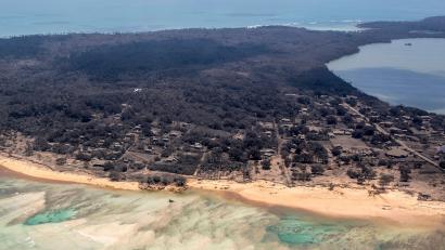 Bild: Cpl Vanessa Parker/dpa
Das Südsee-Archipel Tonga ist nach dem Vulkanausbruch mit einer Ascheschicht bedeckt.