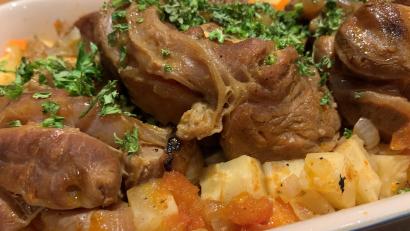 Bild: Michael Schiffer 
Die Kalbshaxe sollte man sich gleich vom Metzger in vier Scheiben schneiden lassen. Serviert wird das Fleisch in einer vorgewärmten Schüssel auf Gemüsebett.