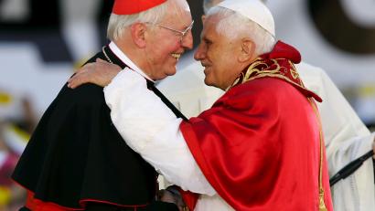 Bild: Matthias Schrader
Papst Benedikt XVI. (r) umarmt den Kardinal und Erzbischof von München und Freising Friedrich Wetter. Foto: Matthias Schrader/dpa/Archivbild