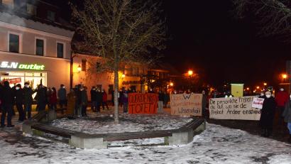 Bild: bey
Rund 70 Personen haben an der Gegendemonstration von Impfbefürwortern am frühen Freitagabend auf dem Vohenstraußer Marktplatz teilgenommen.