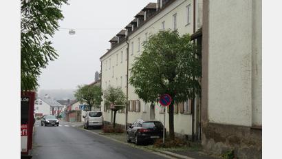 Bild: kgg
Eher trüb sind die Aussichten, was den Neubau des Wohnhauses an der Adalbert-Stifter-Straße betrifft. Zumindest soll das alte Gebäude, das schon seit einiger Zeit der Stadt Waldsassen gehört, bald abgerissen werden.