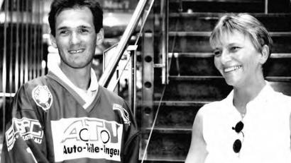 Archivbild: Gebert
Joachim "Bibi" Appel zusammen mit Maria-Luise Deyerling, der damaligen Vorsitzenden des 1. EV Weiden, am 16. Mai 1997 bei seiner Vorstellung in Weiden.