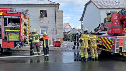 Bild: fpoz
Beträchtlicher Schaden entstand bei einem Wohnungsbrand in Waldershof. 25 Feuerwehrleute waren im Einsatz und hatten die Flammen rasch unter Kontrolle.