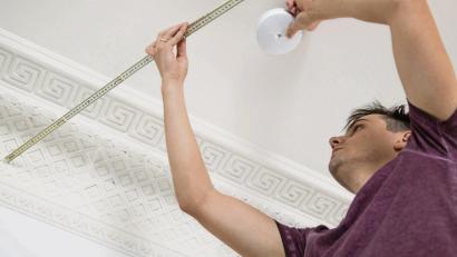 Bild:  Christin Klose/dpa
Rauchmelder dürfen nicht zu nah am Übergang zur Zimmerwand hängen.