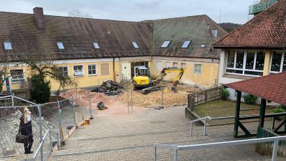 Bild: jp
Der bereits fertiggestellte Anbau an die Kastler Schulturnhalle ermöglicht einen barrierefreien Zugang (rechts).