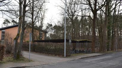 Bild: bnr
Neben der Mittelschule soll die neue Mehrfachsporthalle gebaut werden. Die Bäume fallen noch im März der Motorsäge zum Opfer.