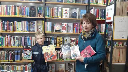 Bild: gis
Selma Markhof, Leiterin des Fichtelberger Bücherstadls und Noah, eifriger Bücherstadl-Besucher, freuen sich schon auf weitere Bücher der Reihe "Max..." und "Die Drei ???".