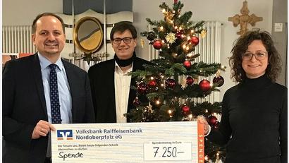 Bild: Volksbank Raiffeisenbank Nordoberpfalz/exb
Privatkundenbetreuer Michael Preisinger, Geschäftsstellenleiter Egbert Häckl und Privatkundenbetreuerin Daniela Gräf-Giehl (von links) mit dem symbolischen Scheck über 7250 Euro.