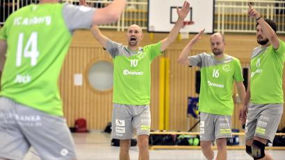 Archivbild: Hubert Ziegler
Der Amberger Zuspieler Philipp Heckmann bejubelt mit Diagonalspieler Milan Dornhöfer und Außenangreifer Lukas Neidl (hinten von links) und Kapitän Fabian Buck (vorne links) den 3:2-Sieg gegen Regenstauf im Hinspiel.