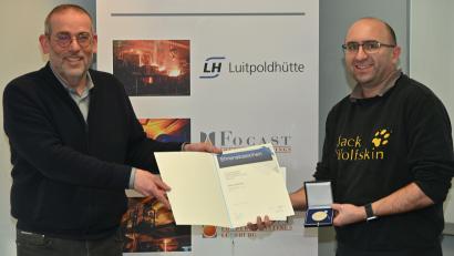Bild: gf
LH-Geschäftsführer Frank Schild (links) überreichte seinem Mitarbeiter Tobias Amberger (rechts) das Ehrenzeichen des Kuratoriums der Bayerischen Wirtschaft für vorbildlichen Einsatz um das Gemeinwohl.
