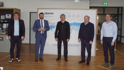 Bild: mmj
Regierungspräsident Axel Bartelt (Mitte) und Landrat Thomas Ebeling (Zweiter von links) wurden im Unternehmen "Irlbacher Blickpunkt Glas" von den Geschäftsführern Günther (links) und Stephan Irlbacher (rechts) sowie von Seniorchef Josef Irlbacher (Zweiter von rechts) empfangen.