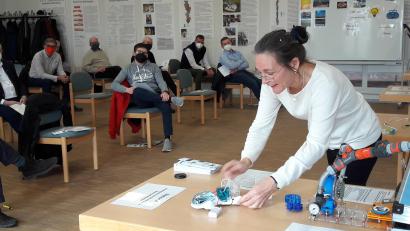 Bild: Dr. Holzförster GEO-Zentrum an der KTB/exb
Andrea Mack vom Geo-Zentrum an der KTB demonstriert bei der Jahresauftaktveranstaltung der Bürger-Energiegenossenschaft West eG/Neue Energien West eG das Modul „Alternative Energien und Klimawandel“.