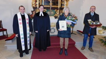 Bild: hai
Helga Seebauer (Zweite von rechts) geht nach 42 als Pfarrsekretärin in Wirbenz in den Ruhestand. Pfarrer Hartmut Klausfelder, Pfarrerin Kathrin Spies und Kirchenvorstand Werner Schlöger (von links) dankten ihr für ihre Treue und ihr Engagement.