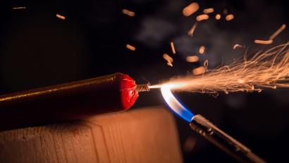 Symbolbild: Lino Mirgeler/dpa
Jugendliche zündeten in Weiden Böller. Dabei wurden sie von einem Zeugen beobachtet, der die Polizei rief.