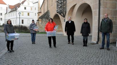 Bild: Christine Hollederer
Die Kreisfachberater für Gartenbau und Landespflege, Markus Fuchs und Michaela Basler, sowie Landrat Richard Reisinger überreichten die Gartenkisten an die Jugendgruppenleiterinnen Tanja Schumann (Ehenfeld), Claudia Lederer (Großschönbrunn) und Erna Braun (Utzenhofen) (von rechts).