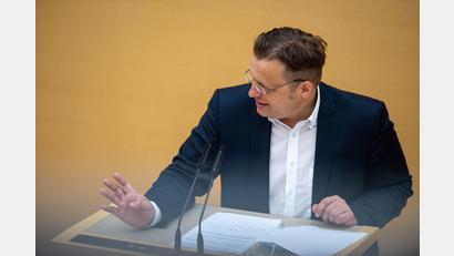 Archivbild: Lino Mirgeler
Gerd Mannes (AfD) spricht im Bayerischen Landtag.