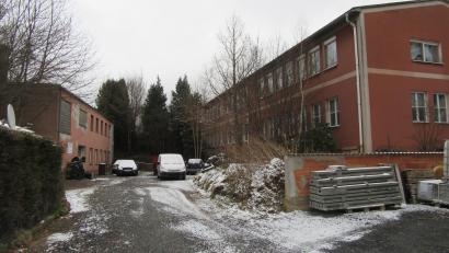 Bild: kgg
Die früheren Firmengebäude an der unteren Pfaffenreuther Straße (Bild) werden abgerissen, wodurch Platz entsteht für neue Wohnhäuser.