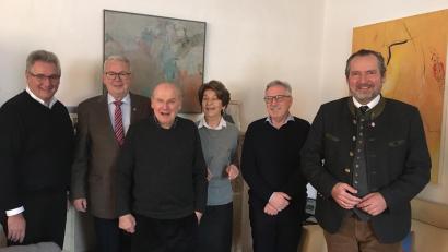 Bild: ihl
Paul Schinner feiert 85. Geburtstag. Zum Ehrentag gratulieren Pfarrer Hannes Lorenz (links), Karl Beer, Bürgerverein (Zweiter von links), Gerhard Wellnhofer, Lions-Club(Zweiter von rechts) und Bürgermeister Frank Zeitler (rechts). Mit im Bild Theresia Schinner.