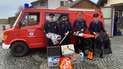 Bild: Feuerwehr Hessenreuth/exb
Viele Firmen aus der Umgebung haben die Feuerwehr Hessenreuth bei der Beschaffung von verschiedenen Ausrüstungsgegenständen unterstützt. Darüber freuen sich (von links) 1. Kommandant Fabian Reindl, Zweiter Kommandant Andreas Arnold, Zweiter Vorsitzender Johannes Bader und Vorsitzender Johannes Schraml-Pöllmann.