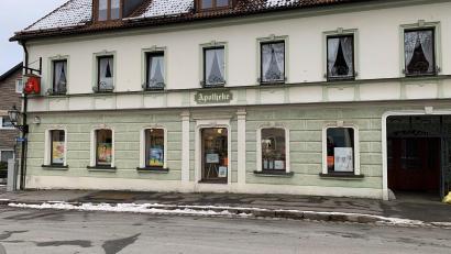 Bild: ck
Die Kreuzberg-Apotheke in Pleystein schließt Ende Januar. Die Versorgung mit Medikamenten wird ab Februar vorerst durch die Einrichtung einer Rezeptsammelstelle in der Ortsmitte gewährleistet.