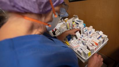 Symbolbild: Marijan Murat/dpa
Omikron verbreitet sich besonders schnell. Hoffnungen ruhen auf neuen antiviralen Arzneimitteln, die in wenigen Wochen auf Rezept in den Apotheken erhältlich sein sollen. Die Impfung bleibe aber laut Experten das wirksamste Mittel.