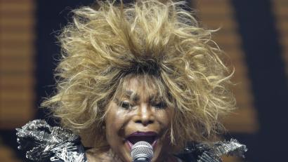 Archivbild: Leo Correa/dpa
Die brasilianische Sängerin Elza Soares tritt beim Musikfestival Rock in Rio auf.