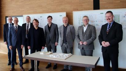 Bild: Thomas Dobler
Die VR Bank Mittlere Oberpfalz stellte ihren geplanten Neubau in Schwandorf bei einer Pressekonferenz in der Oberpfalzhalle vor. Zu den Gästen gehörte unter anderem Oberbürgermeister Andreas Feller (Zweiter von rechts) und Architekt Gunter Benkert (Vierter von links). Durch die Veranstaltung führte VR Bank-Vorstandsmitglied Sebastian Gehmacher (Zweiter von links).