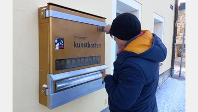 Bild: wpt
Der Kunstkasten in der Amberger Schiffgasse bringt ordentlich Geld für das Nino-Kinderhaus. Achim Hüttner konnte bereits mehr als 1000 Euro überweisen.