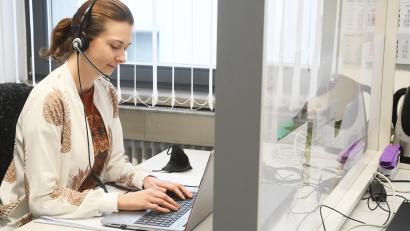 Bild: Gabi Schönberger
Jasmin Sommer (25) arbeitet im Moment gemeinsam mit 91 weiteren Kolleginnen und Kollegen im Contact-Tracing-Team im Gesundheitsamt Weiden-Neustadt/WN. Die Arbeit ist angesichts steigender Fallzahlen kaum mehr zu bewältigen.