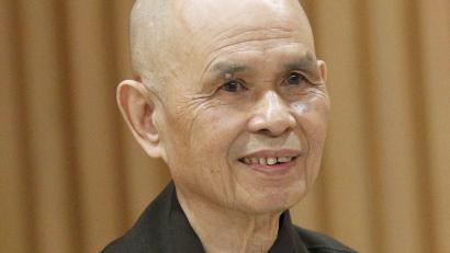 Archivbild: Narong Sangnak/dpa
Der vietnamesische zen-buddhistische Mönch Thich Nhat Hanh ist gestorben.