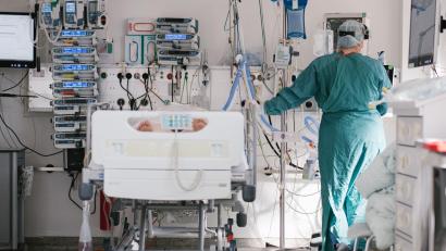 Symbolbild: Ole Spata/dpa
In Deutschland gibt es 135.461 Corona-Neuinfektionen, außerdem registriert das RKI einen neuen Höchstwert der Inzidenz.