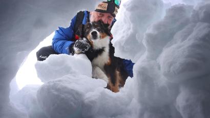 Bild: Karl-Josef Hildenbrand
Der Hundeführer Dörg Stephan sucht mit seiner Lawinensuchhündin Amira nach einem Verschütteten. Foto: Karl-Josef Hildenbrand/dpa