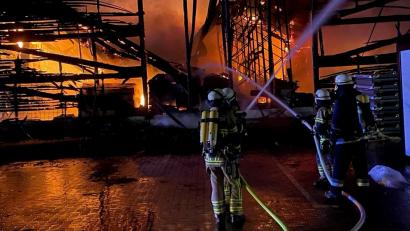 Archivbild: fphs
Feuerwehren aus der ganzen Region kämpften am Neujahrsabend gegen die Flammen auf dem Baywa-Gelände in Marktredwitz.