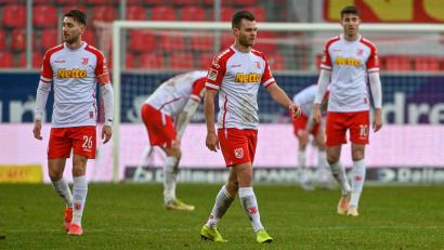 Bild: Armin Weigel/dpa
Am Ende war es nur noch Frust: Die Jahn-Spieler (Benedikt Saller in der Mitte) nach der 1:2-Niederlage gegen Holstein Kiel. Die 1:0-Führung reichte den Regensburgern nicht.