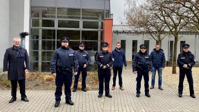 Bild: Maria Schuierer/Stadt Schwandorf
Der Außendienst Ordnungsamt ist seit November für Sicherheit, Sauberkeit und Ordnung im Schwandorfer Stadtgebiet unterwegs.
Oberbürgermeister Andreas Feller (links), Ordnungsamtsleiter Stefan Schamberger (Vierter von rechts) und sein Stellvertreter Dominik Fischer (Zweiter von rechts) wünschen der Mannschaft für ihren Einsatz alles Gute.
