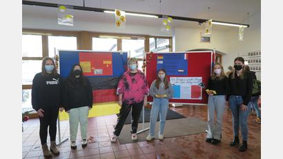 Bild: jzk
"Für mich ist es sehr wichtig, dass im Französischunterricht nicht nur die Sprache gelehrt wird, sondern dass auch Informationen über Land und Leute vermittelt werden“, betonte Annika Neidhardt (rechts) zur Plakataktion mit der neunten Klasse der Realschule Kemnath.