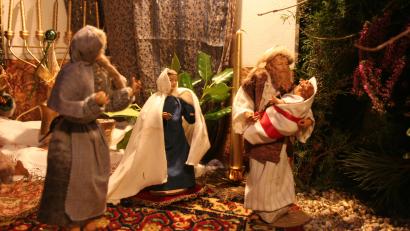 Bild: wfw
Im Krippenpavillon im Schnaittenbacher Kräutergarten ist derzeit die „Darstellung Jesu im Tempel“ zu sehen.