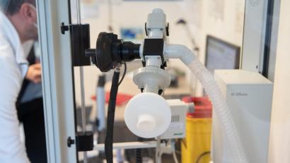 Bild: Friso Gentsch/dpa
In einer Klinik steht ein Bodyplethysmographen zur Untersuchung von Lungenparametern.