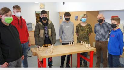 Bild: jpl
Dass die Fichtelnaabtal-Mittelschüler den Dreh raushatten, zeigten die gelungenen Werkstücke, die sie unter fachmännischer Anleitung von Drechslermeister Erich Spreng (Zweiter von rechts) angefertigt hatten.