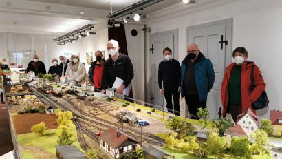 Bild: &quot;Leben plus&quot;/exb
Eine große Resonanz erfuhr „Leben plus“ mit der Einladung zur Museumsquartier-Sonderausstellung „Eisenbahn bewegt“. Reinhard Legat (Dritter von rechts) und Christoph Eckert (Vierter von rechts) von den Eisenbahnfreuden erklärten die Anlage.