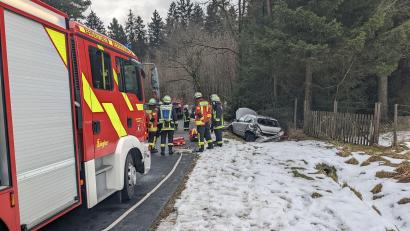 Bild: jma
Bei Waldhaus ist ein Fahrer mit seinem Opel Astra von der Straße abgekommen und im Graben gelandet