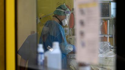 Bild: Robert Michael
Ein Intensivpfleger ist auf einer Covid-19 Intensivstation. Foto: Robert Michael/dpa-Zentralbild/dpa