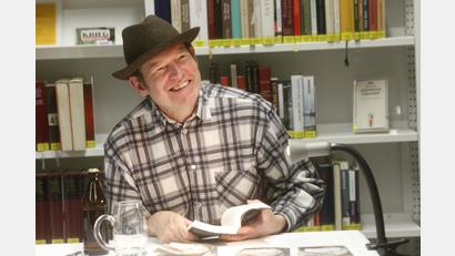 Bild: Hirsch
Autor Hans-Peter Denish Bauer las in der Schwandorfer Bücherei. Die Handlungen in seinen Büchern sind "ein bisschen schräg".