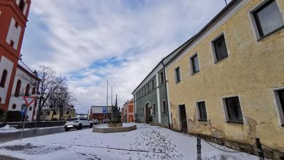Bild: gz
Die ramponierte Fassade des Zierer-Anwesens direkt neben dem Rathaus ist weder für Gäste noch für die Bevölkerung ein schöner Anblick.2022 gehen die Umbaumaßnahmen weiter.